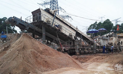 西安鳳凰涅盤公司引進中意移動式破碎站，推動資源再生利用技術研發